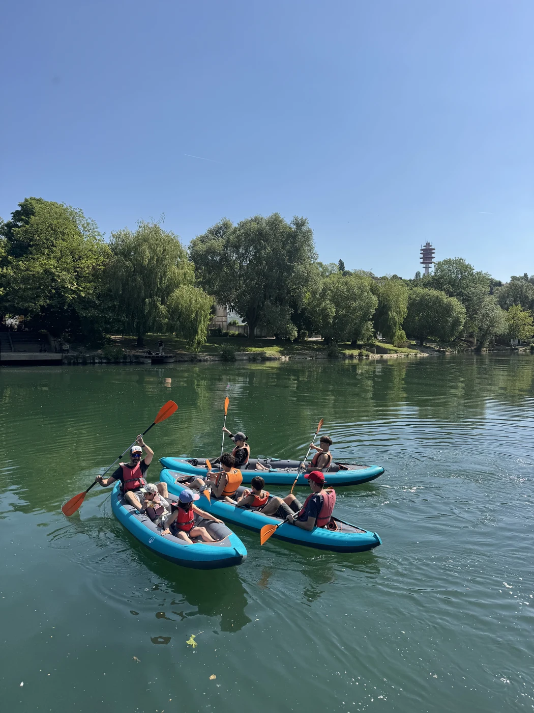 Groupe en kayak sur la Marne à Saint-Maur-des-Fossés